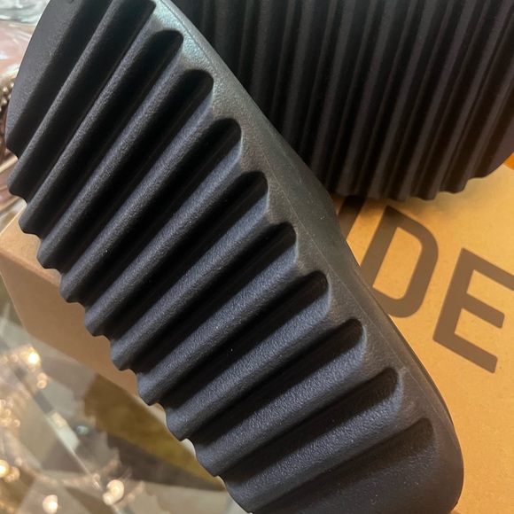 Authentic Yeezy slide. Mens size 7- fits women size 8 - Picture 7 of 9